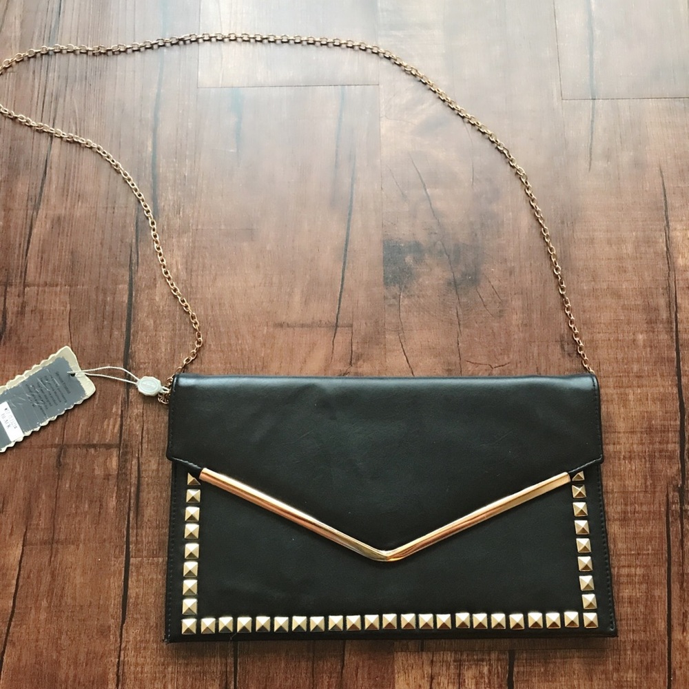 Black stood clutch